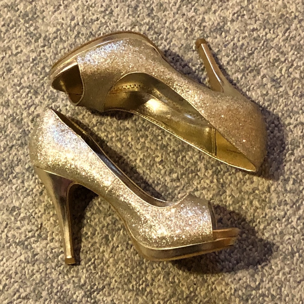 Rampage peep toe pumps - metallic gold
